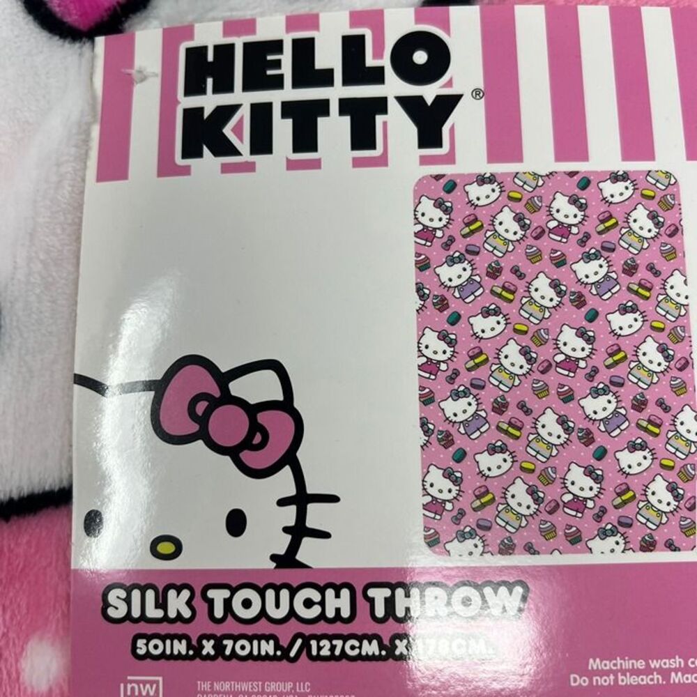 Hello kitty Sanrio Cupcakes and Macarons Throw (NEW RELEASE) - Picture 2 of 2